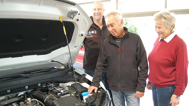 Maria Sell und Bernhard Graf feierten beim Autohaus Sell in Hammelburg 50. Betriebsjubiläum. Geschäftsführer Markus Sell (links) gratulierte.