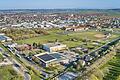 Blick auf das Kessler Field aus Richtung Ledward Kaserne. Im Vordergrund die ehemalige Bowlinghalle und die DDC Factory, dahinter entsteht das Klimadorf.