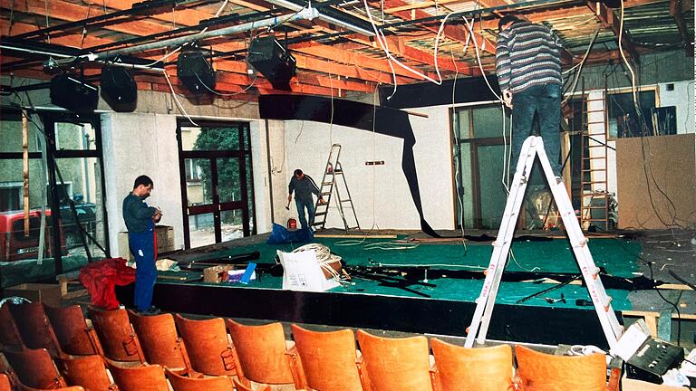 Umfangreiche Umbauten waren nötig, um aus der Eisenwaren Söfjer ein Theater zu machen. Umfangreiche Umbauten waren nötig, um aus der Eisenwaren Söfjer ein Theater zu machen. 