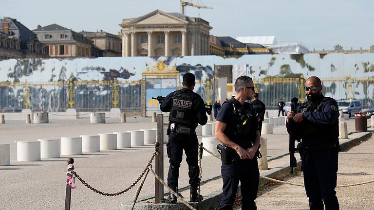 Schloss Versailles.jpeg       -  Französische Polizisten bewachen den Eingang des Schlosses von Versailles nach einem Sicherheitsalarm.