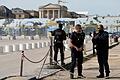Schloss Versailles.jpeg       -  Französische Polizisten bewachen den Eingang des Schlosses von Versailles nach einem Sicherheitsalarm.