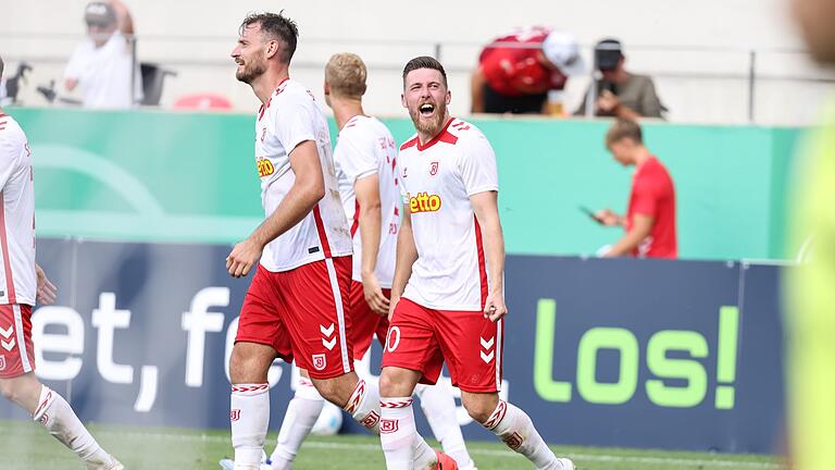 Jahn Regensburg - VfL Bochum - Regensburgs Christian Kühlwetter jubeln über Ballas Tor zum 1:0. Jahn Regensburg - VfL Bochum - Regensburgs Christian Kühlwetter jubeln über Ballas Tor zum 1:0.