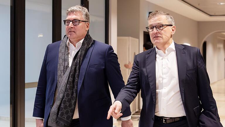 Mitgliederversammlung der Deutschen Fußball Liga       -  Jan-Christian Dreesen (r) vom FC Bayern München begrüßt den Deal.