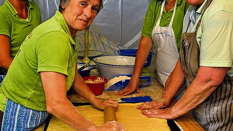 Mit vereinter Kraft: Hilde Mennig (vorne links) und Waltraud Eschbach (vorne rechts) wellen den Teig für den Blaatz aus, Kerstin Leicht (hinten links) und Cilja Emrich unterstützen sie dabei. Mit vereinter Kraft: Hilde Mennig (vorne links) und Waltraud Eschbach (vorne rechts) wellen den Teig für den Blaatz aus, Kerstin Leicht (hinten links) und Cilja Emrich unterstützen sie dabei.