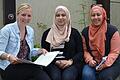 Machen zum Weltflüchtlingstag auf die besondere Situation von Frauen auf der Flucht aufmerksam (von links): Caritas-Werksstudentin Johanna Stirnweiß, Sozan Kobaghy aus Syrien und Mouna Bouzgarrou vom Projekt &bdquo;Zuhause in Bayern&ldquo;.