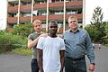 Seit Juni 2019 lebt Solomon Chibuike (Bildmitte) in der Gemeinschaftsunterkunft Hammelburg. Freunde wie Tobias Roepke (links) und Marco Maaß (rechts) versuchen, ihn vor einer Abschiebung nach Nigeria zu bewahren.       -  Seit Juni 2019 lebt Solomon Chibuike (Bildmitte) in der Gemeinschaftsunterkunft Hammelburg. Freunde wie Tobias Roepke (links) und Marco Maaß (rechts) versuchen, ihn vor einer Abschiebung nach Nigeria zu bewahren.
