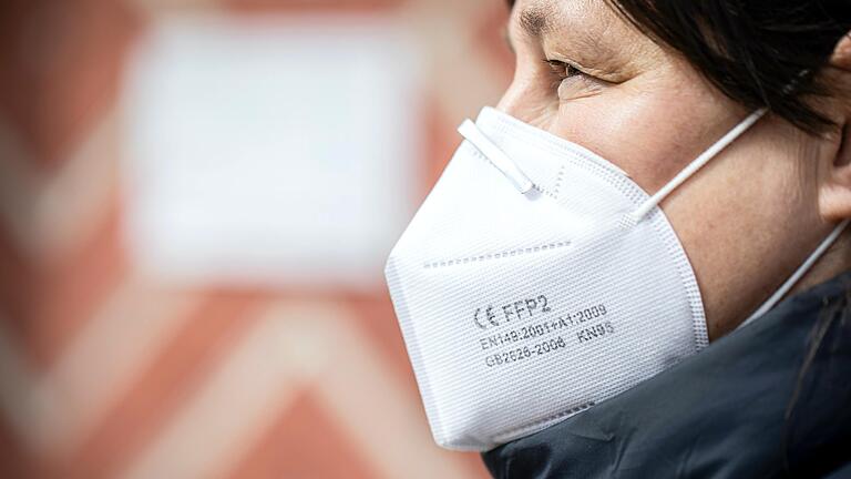 Die FFP2-Masken, wie hier auf einem Archivbild aus dem April 2021, sind im öffentlichen Raum nur noch selten zu sehen. Könnte sich das bald ändern, wenn die Infektionszahlen weiter steigen? Die FFP2-Masken, wie hier auf einem Archivbild aus dem April 2021, sind im öffentlichen Raum nur noch selten zu sehen. Könnte sich das bald ändern, wenn die Infektionszahlen weiter steigen?