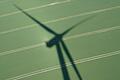 Eine Windenergieanlage wirft einen Schatten auf ein Feld.&nbsp; Der Planungsausschuss stellt die Weichen für den Ausbau der Windenergie in der Region.&nbsp;