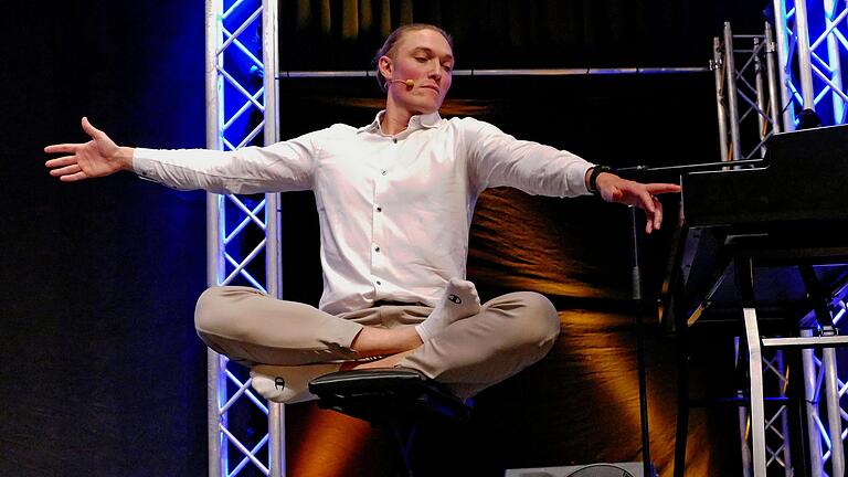 Yoga-Formen und mehr Gelassenheit: Andreas Langsch beim Fränkischen Kabarettpreis. Yoga-Formen und mehr Gelassenheit: Andreas Langsch beim Fränkischen Kabarettpreis.