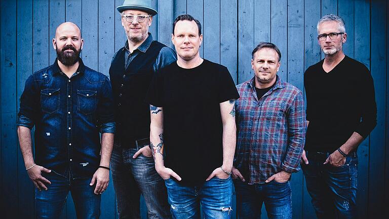 Eine der erfolgreichsten Dire-Straits-Tribute-Bands gastiert auf der Bühne im Spitalgarten: 'Brothers in Arms' spielen am 31. Mai beim Summer-Opening in Gerolzhofen. Eine der erfolgreichsten Dire-Straits-Tribute-Bands gastiert auf der Bühne im Spitalgarten: 'Brothers in Arms' spielen am 31. Mai beim Summer-Opening in Gerolzhofen.