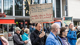 Rund 300 Menschen nehmen am Samstag 19.04.25 am Ostermarsch durch Würzburg teil. Er hat zum Thema: Den Frieden gewinnen - nicht den Krieg'. Sie demonstrieren gegen die weltweite Aufrüstung.