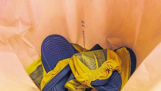 Überziehschuhe sind reif für die Wäsche