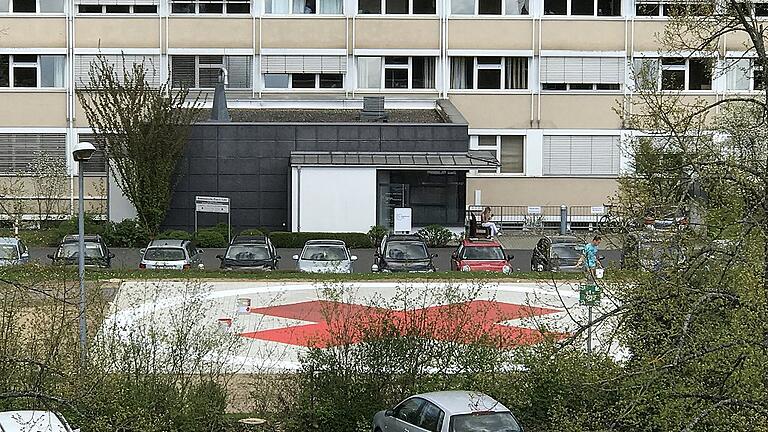Der Hubschrauberlandeplatz des Lohrer Krankenhauses ist jetzt gepflastert, beleuchtet und mit einem roten Kreuz versehen. Ein paar Bäumchen sind auch weggekommen. Zuvor war der Landeplatz eine Rasenfläche. Der Hubschrauberlandeplatz des Lohrer Krankenhauses ist jetzt gepflastert, beleuchtet und mit einem roten Kreuz versehen. Ein paar Bäumchen sind auch weggekommen. Zuvor war der Landeplatz eine Rasenfläche.