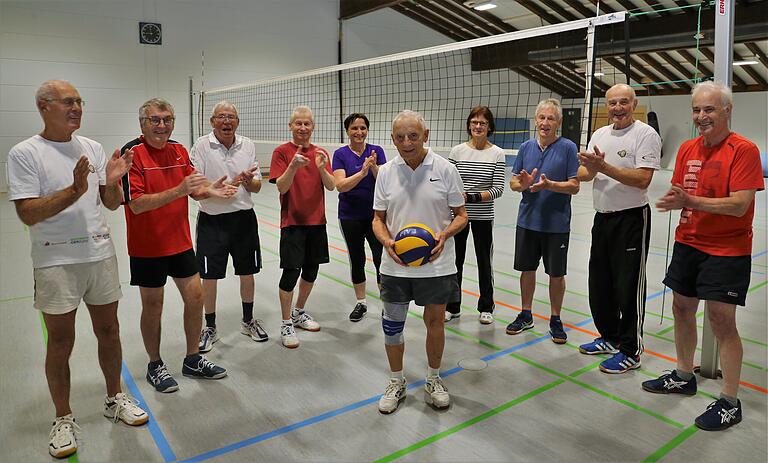 Mit einem Durchschnittsalter von 75 Jahren ist die Volleyball-Freitagsgruppe der TGV noch aktiv.