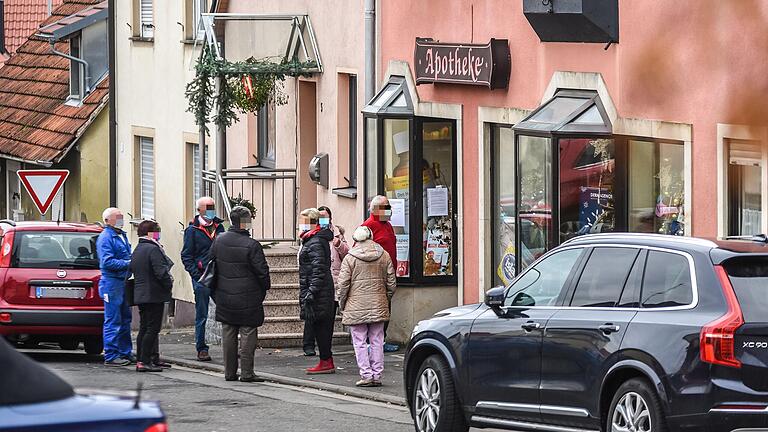 Bis zum 6. Januar verteilen Apotheken an Risikopatienten zum Schutz gegen eine Corona-Infektion je drei kostenlose FFP2-Masken. Patienten, die mindestens 60 Jahre alt sind, erhalten die Masken gegen Vorlage des Personalausweises. Wer unter 60 ist, dem wird empfohlen, eine entsprechende Eigenerklärung auszufüllen und mit in die Apotheke zu bringen. Bis zum 6. Januar verteilen Apotheken an Risikopatienten zum Schutz gegen eine Corona-Infektion je drei kostenlose FFP2-Masken. Patienten, die mindestens 60 Jahre alt sind, erhalten die Masken gegen Vorlage des Personalausweises. Wer unter 60 ist, dem wird empfohlen, eine entsprechende Eigenerklärung auszufüllen und mit in die Apotheke zu bringen.