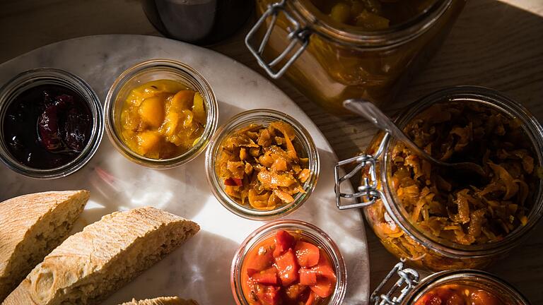 Chutney-Variationen.jpeg       -  Die Zutaten für Chutneys lassen sich in vielen Variationen kombinieren: etwa Rote Bete mit Blaubeeren, Pfirsiche mit Äpfeln und Curry, Karotten mit Curry und Chili oder Tomaten mit Paprika.