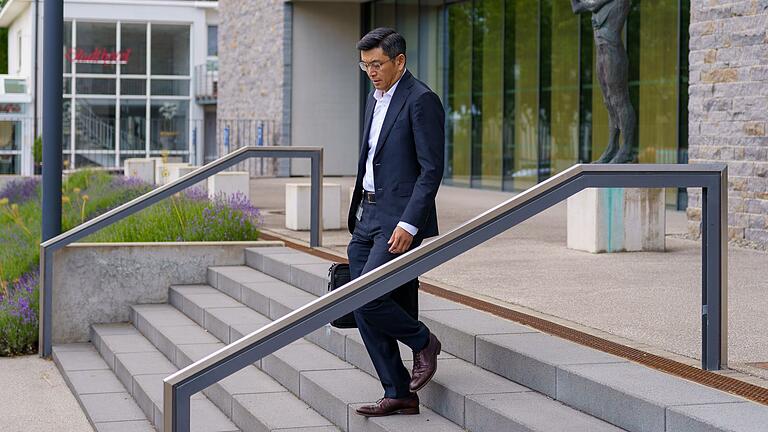 Charlie Cai, CEO von Preh, verlässt nach der Betriebsversammlung die Stadthalle in Bad Neustadt. Ein Interview gab er nicht. Charlie Cai, CEO von Preh, verlässt nach der Betriebsversammlung die Stadthalle in Bad Neustadt. Ein Interview gab er nicht.