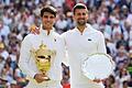 Wimbledon 2024 - Finale       -  Arm in Arm: Carlos Alcaraz (l) und Novak Djokovic