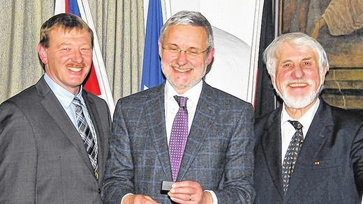 Engagement gewürdigt: Ehrenringträger Toni Gernert (Mitte) mit Bürgermeister Peter Juks und Laudator Altbürgermeister Peter Wesselowsky. Engagement gewürdigt: Ehrenringträger Toni Gernert (Mitte) mit Bürgermeister Peter Juks und Laudator Altbürgermeister Peter Wesselowsky.