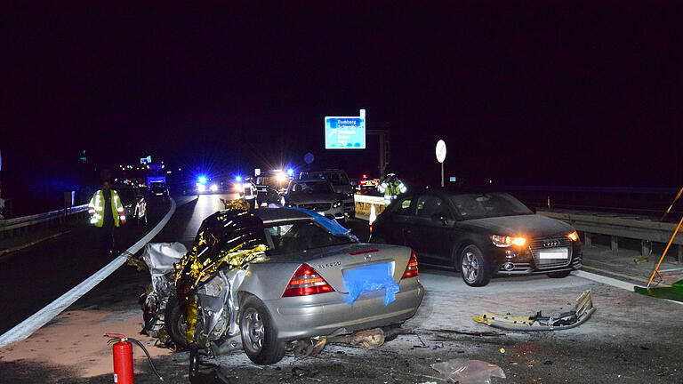 Ein Falschfahrer verursachte am Donnerstagabend einen schweren Unfall auf der A 7 nahe Werneck (Lkr. Schweinfurt). Der Mann krachte frontal in einen entgegenkommendes Auto.