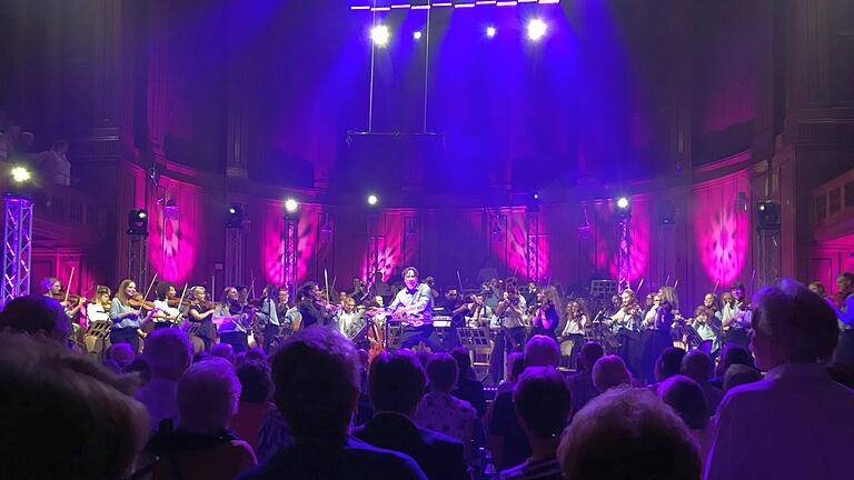 So viel Nähe war früher - wie hier bei dem mitreißenden Konzert 'Waterworks' des Baltic Sea Philharmonic im Sommer 2018 im überfüllten Max-Littmann-Saal. In diesem sind bei den 'Carmina Burana' nur 200 Besucher zugelassen, die Musik muss 'aus der Dose' oder von der - hochkarätigen - CD kommen. Die optischen Eindrücke können sich allerdings wiederholen dank der von Carl Orff geforderten 'Magischen Bilder', die der Multimediakünstler Michael Carstens eigens für Bad Kissingen entwickelt hat. Fo... - So viel Nähe war früher - wie hier bei dem mitreißenden Konzert 'Waterworks' des Baltic Sea Philharmonic im Sommer 2018 im überfüllten Max-Littmann-Saal. In diesem sind bei den 'Carmina Burana' nur 200 Besucher zugelassen, die Musik muss 'aus der Dose' oder von der - hochkarätigen - CD kommen. Die optischen Eindrücke können sich allerdings wiederholen dank der von Carl Orff geforderten 'Magischen Bilder', die der Multimediakünstler Michael Carstens eigens für Bad Kissingen entwickelt hat. Foto: Archiv/Annett Lüdeke So viel Nähe war früher - wie hier bei dem mitreißenden Konzert 'Waterworks' des Baltic Sea Philharmonic im Sommer 2018 im überfüllten Max-Littmann-Saal. In diesem sind bei den 'Carmina Burana' nur 200 Besucher zugelassen, die Musik muss 'aus der Dose' oder von der - hochkarätigen - CD kommen. Die optischen Eindrücke können sich allerdings wiederholen dank der von Carl Orff geforderten 'Magischen Bilder', die der Multimediakünstler Michael Carstens eigens für Bad Kissingen entwickelt hat. Fo... - So viel Nähe war früher - wie hier bei dem mitreißenden Konzert 'Waterworks' des Baltic Sea Philharmonic im Sommer 2018 im überfüllten Max-Littmann-Saal. In diesem sind bei den 'Carmina Burana' nur 200 Besucher zugelassen, die Musik muss 'aus der Dose' oder von der - hochkarätigen - CD kommen. Die optischen Eindrücke können sich allerdings wiederholen dank der von Carl Orff geforderten 'Magischen Bilder', die der Multimediakünstler Michael Carstens eigens für Bad Kissingen entwickelt hat. Foto: Archiv/Annett Lüdeke