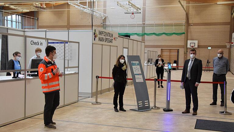 Über den Stand der Impfungen gegen das Coronavirus im Landkreis Main-Spessart informierten am Donnerstag (vorne von links) BRK-Mann Florian Schüßler, Landrätin Sabine Sitter sowie Daniel Schulze und Andreas Hafenrichter vom Landratsamt. Über den Stand der Impfungen gegen das Coronavirus im Landkreis Main-Spessart informierten am Donnerstag (vorne von links) BRK-Mann Florian Schüßler, Landrätin Sabine Sitter sowie Daniel Schulze und Andreas Hafenrichter vom Landratsamt.