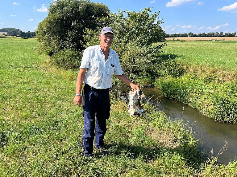 Plastikmüll in der Baunach: Alfons Hüttinger kann nur den Kopf schütteln. Plastikmüll in der Baunach: Alfons Hüttinger kann nur den Kopf schütteln.