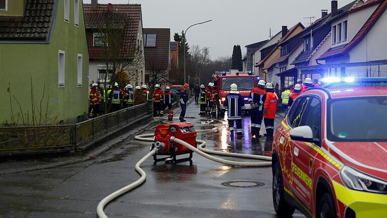Neben der Feuerwehr Werneck waren auch noch die Abteilungen Eßleben und Mühlhausen mit schwerem Atemschutz im Einsatz. Neben der Feuerwehr Werneck waren auch noch die Abteilungen Eßleben und Mühlhausen mit schwerem Atemschutz im Einsatz.