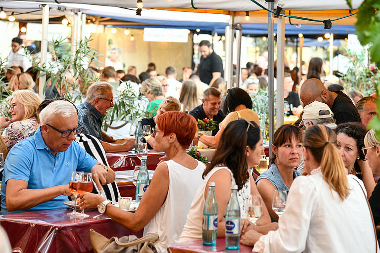 An den lauen Sommerabenden ist das Fest auf dem unteren Marktplatz immer gut besucht. An den lauen Sommerabenden ist das Fest auf dem unteren Marktplatz immer gut besucht.