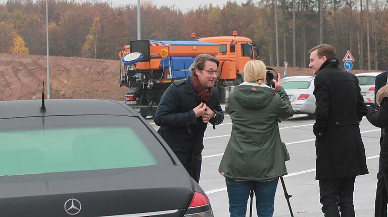 Der Bundesminister für Verkehr und digitale Infrastruktur, Andreas Scheuer, bei einem Plausch vor der Autobahnfreigabe. Der Bundesminister für Verkehr und digitale Infrastruktur, Andreas Scheuer, bei einem Plausch vor der Autobahnfreigabe.