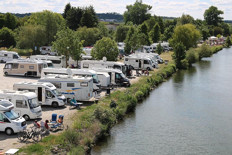 Auch das Parkgelände vor dem Wohnmobilstellplatz am Mainufer haben die Reisemobilisten an Pfingsten in Besitz genommen. Auch das Parkgelände vor dem Wohnmobilstellplatz am Mainufer haben die Reisemobilisten an Pfingsten in Besitz genommen.