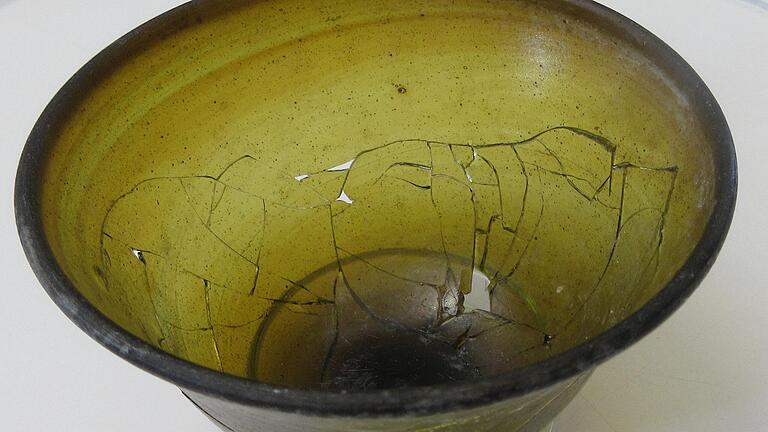 Restaurierte Glasschale aus dem Gräberfeld. Restaurierte Glasschale aus dem Gräberfeld.