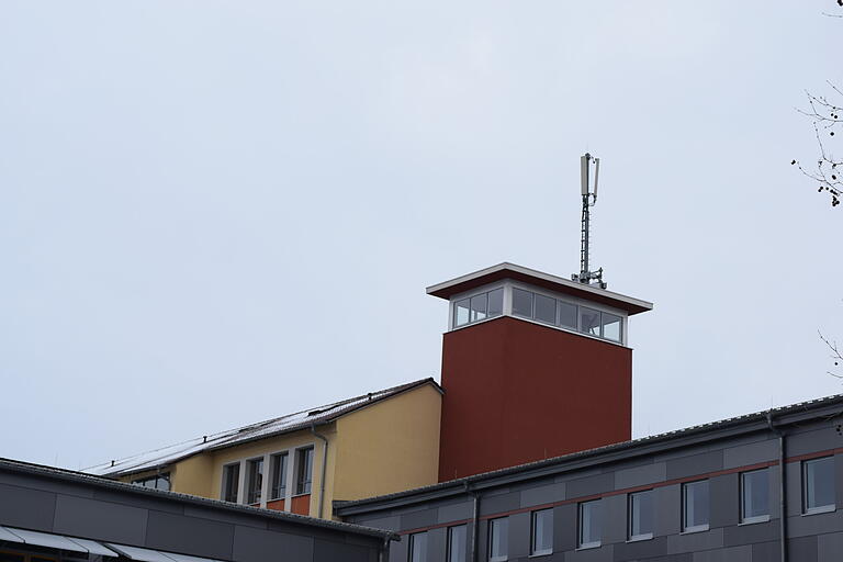 Mobilfunkantenne auf dem Gebäude der Realschule auf dem Schulberg in Bad Neustadt. Mobilfunkantenne auf dem Gebäude der Realschule auf dem Schulberg in Bad Neustadt.