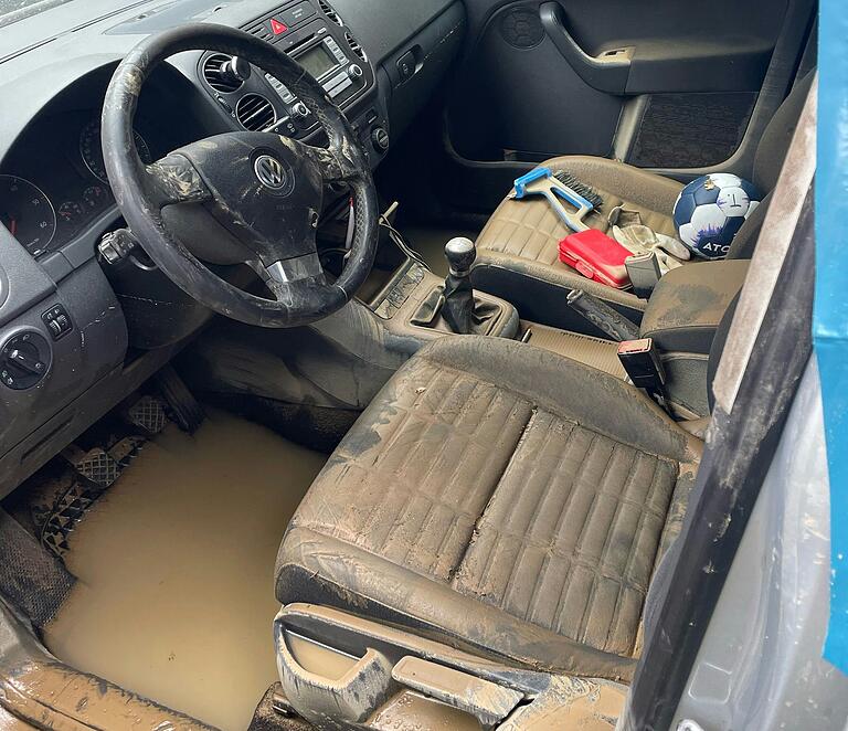 Auch die beiden Autos blieben vom Unwetter nicht verschont. Eines wurde von der Flut weit in den Bach gerissen und erst am nächsten Morgen vom THW geborgen. Auch die beiden Autos blieben vom Unwetter nicht verschont. Eines wurde von der Flut weit in den Bach gerissen und erst am nächsten Morgen vom THW geborgen.