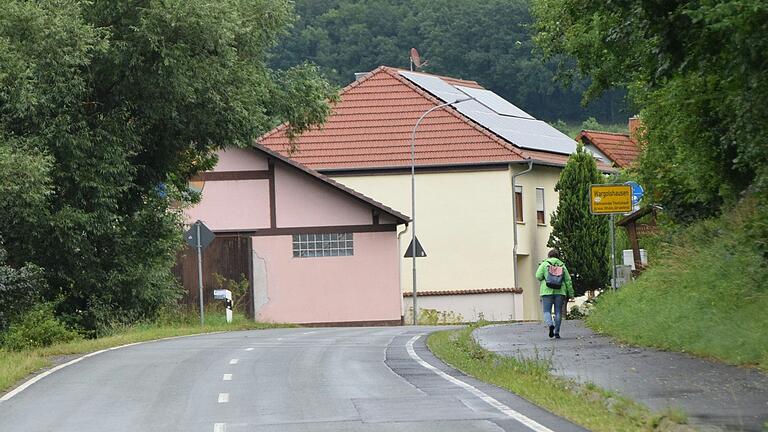 Bei der Bürgerversammlung in Wargolshausen wurde moniert, dass die Ortsverbindungsstraße nach Junkershausen nach Ausbesserungsarbeiten des Landkreises in einem schlimmeren Zustand ist als vor der Reparatur. Bei der Bürgerversammlung in Wargolshausen wurde moniert, dass die Ortsverbindungsstraße nach Junkershausen nach Ausbesserungsarbeiten des Landkreises in einem schlimmeren Zustand ist als vor der Reparatur.