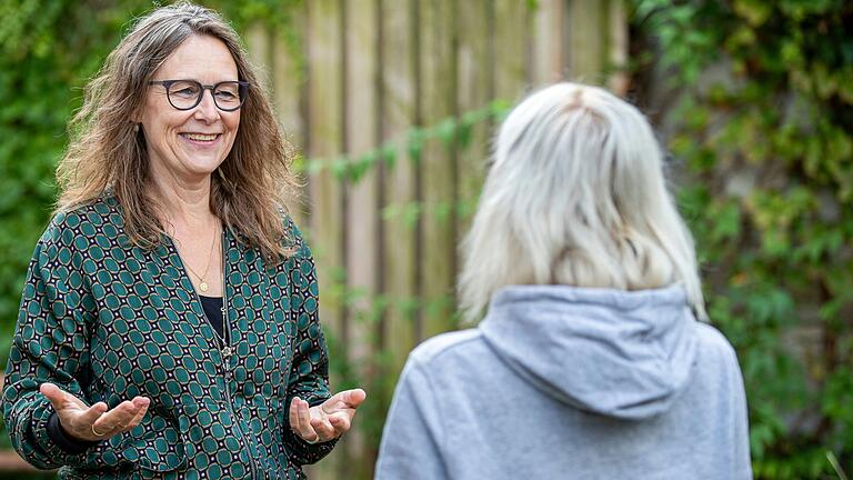 Die Leiterin Ulrike Hartmann (links) unterhält sich mit Sabrina (rechts). Für die Bewohner der Einrichtung ist die Suche nach eine Wohnung und einem Kita-Platz in Würzburg besonders schwer. Die Leiterin Ulrike Hartmann (links) unterhält sich mit Sabrina (rechts). Für die Bewohner der Einrichtung ist die Suche nach eine Wohnung und einem Kita-Platz in Würzburg besonders schwer.