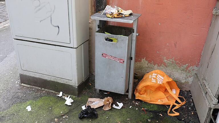 Eine Stadt vermüllt: Die Schmuddelecke am Kitzinger Königsplatz ist nur eine von vielen Stellen, an denen sich immer wieder Abfall türmt. Eine Stadt vermüllt: Die Schmuddelecke am Kitzinger Königsplatz ist nur eine von vielen Stellen, an denen sich immer wieder Abfall türmt.