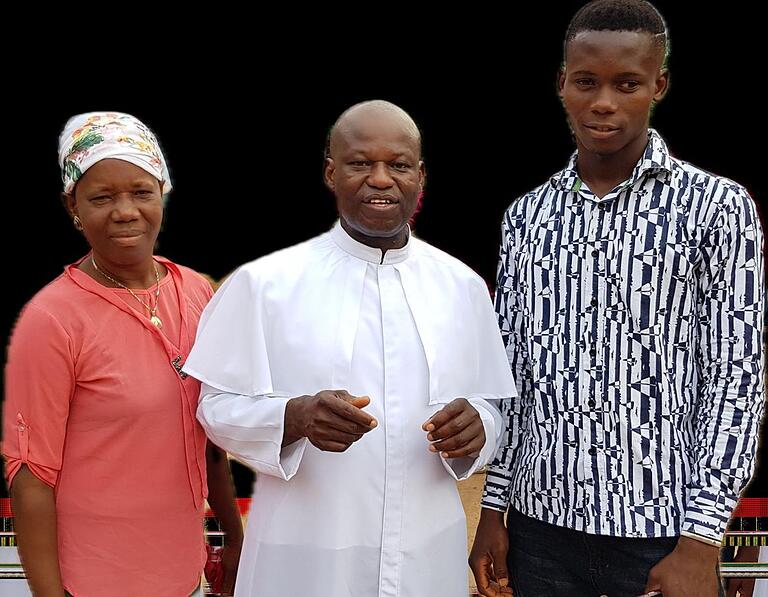 Pfarrer Anthony (Mitte) mit Anthony Obi, der aktuell in Nigeria eine Ausbildung zum Chemiker macht, sowie dessen Mutter. Pfarrer Anthony (Mitte) mit Anthony Obi, der aktuell in Nigeria eine Ausbildung zum Chemiker macht, sowie dessen Mutter.