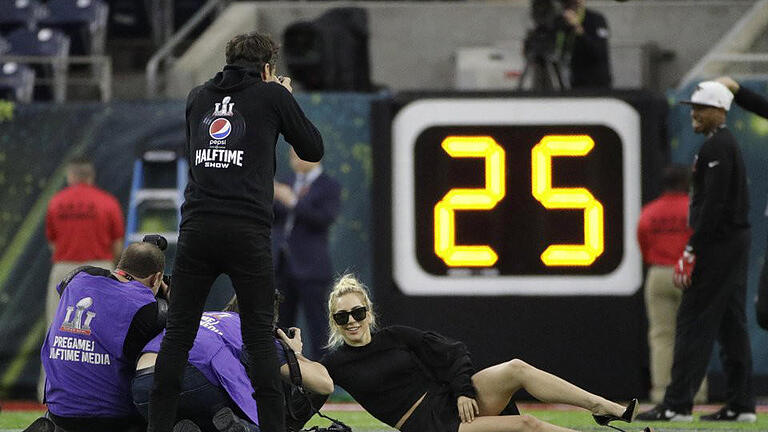 Lady Gaga       -  Vor dem Spiel. Foto: Jae C. Hong