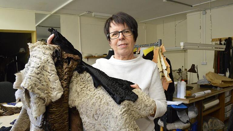Arbeiten an der Pelz-Nähmaschine: Mit der Pinzette streicht Elfriede Kiesel die Haare in die Naht ein, damit diese unsichtbar bleibt.  Foto: Isolde Krapf       -  Arbeiten an der Pelz-Nähmaschine: Mit der Pinzette streicht Elfriede Kiesel die Haare in die Naht ein, damit diese unsichtbar bleibt.  Foto: Isolde Krapf