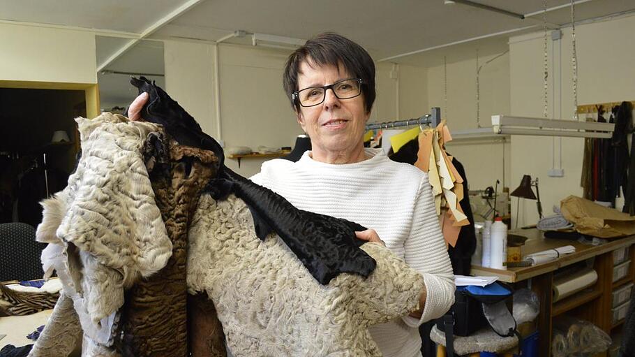 Arbeiten an der Pelz-Nähmaschine: Mit der Pinzette streicht Elfriede Kiesel die Haare in die Naht ein, damit diese unsichtbar bleibt.  Foto: Isolde Krapf       -  Arbeiten an der Pelz-Nähmaschine: Mit der Pinzette streicht Elfriede Kiesel die Haare in die Naht ein, damit diese unsichtbar bleibt.  Foto: Isolde Krapf