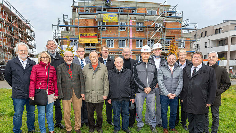 Das St. Bruno-Werk feiert Richtfest für sein Pilotprojekt (von links): Architekt Georg Stirnweiß,  Christl Stirnweiß, Vorsitzender Siegfried Issig, die Aufsichtsräte Bruno  Greier und Klaus Michler, Vorsitzender Manfred Bätz, Geschäftsführender  Vorsitzender Frank Hermann, Ehrenvorsitzender Karl Stahl, Aufsichtsrat Jürgen Lenssen, die Mitarbeiter der Baufirma Bindrum Eric Ritschmann  und Klaus Hayer, Bürgermeister Stefan Wolfshörndl, Aufsichtsrat  Christian Baumgart, Aufsichtsratsvorsitzender Adolf Bauer,  Architekt Johannes Zull.
