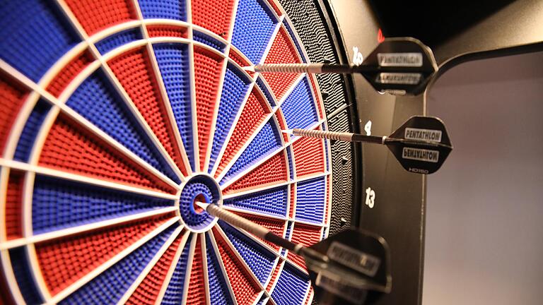Bullseye, Tripple-20 und Tripple-18: Mit diesen 164 Punkten hätte der Werfer beim Electronic-Dartspiel 501 schon einmal eine gute Basis für den weiteren Wettkampf gelegt. Bullseye, Tripple-20 und Tripple-18: Mit diesen 164 Punkten hätte der Werfer beim Electronic-Dartspiel 501 schon einmal eine gute Basis für den weiteren Wettkampf gelegt.