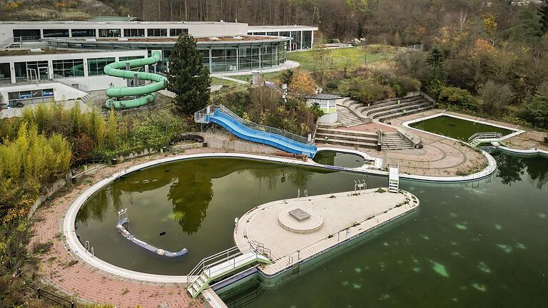 Eine aktuelle Aufnahme vom Erlebnisbad 'Wonnemar': Die Schwimmbecken sind mit Wasser gefüllt, um sie zu stabilisieren. Sollte die Stadt tatsächlich demnächst wieder Hausherr im Bad sein, muss eine Bestandsaufnahme gemacht werden. Ob die Technik noch in Ordnung ist, kann nur der Betrieb zeigen.