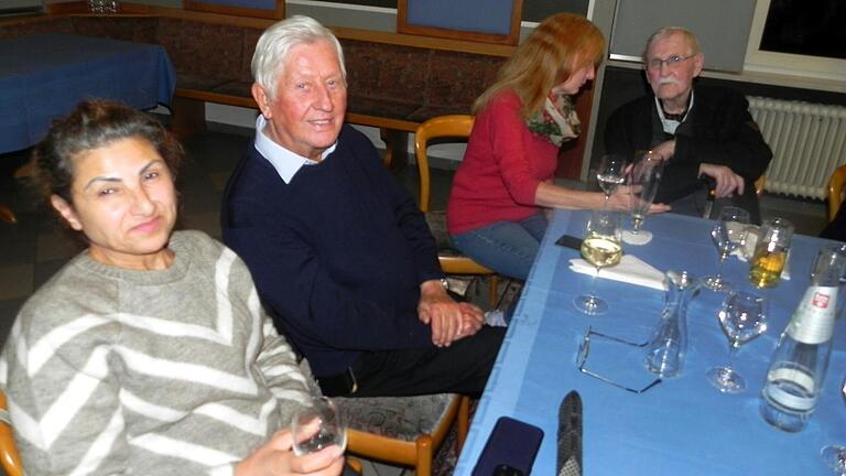 Rolf Wüstling und Karlhans Kupfersberger unterhielten sich prächtig. Rolf Wüstling und Karlhans Kupfersberger unterhielten sich prächtig.