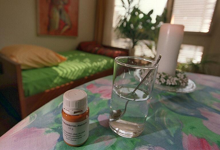 Das Betäubungsmittel Natrium-Pentobarbital und ein Glas Wasser stehen in einem Zimmer von Dignitas in Zürich. Das Betäubungsmittel Natrium-Pentobarbital und ein Glas Wasser stehen in einem Zimmer von Dignitas in Zürich.