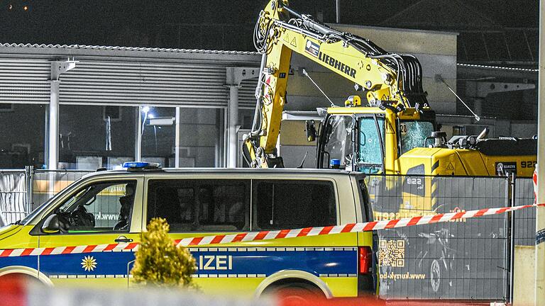 Erst mit gezielten Schüssen konnten Polizisten am Dienstag die Fahrt dieses Baggers in Tauberbischofsheim stoppen. Der Fahrer kam dabei ums Leben. Er hatte den Bagger zuvor in Grünsfeld gestohlen und auf seiner Fahrt drei Polizisten verletzt und Streifenwagen beschädigt. Erst mit gezielten Schüssen konnten Polizisten am Dienstag die Fahrt dieses Baggers in Tauberbischofsheim stoppen. Der Fahrer kam dabei ums Leben. Er hatte den Bagger zuvor in Grünsfeld gestohlen und auf seiner Fahrt drei Polizisten verletzt und Streifenwagen beschädigt.
