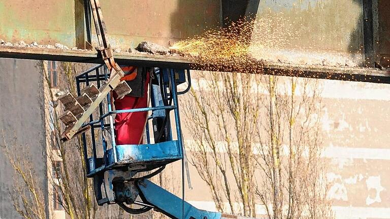 Halbzeit beim Brückenabriss - Wo selbst die kraftvollen Hydraulikscheren versagen, muss der Schneidbrenner ran. Halbzeit beim Brückenabriss - Wo selbst die kraftvollen Hydraulikscheren versagen, muss der Schneidbrenner ran.