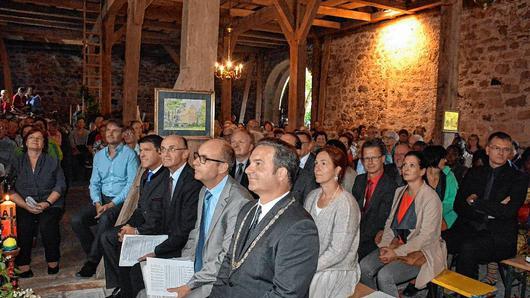 Viele Ehrengäste besuchten den Gottesdienst, darunter waren (vorne von rechts) Bürgermeister Dieter Möhring, Regierungsvizepräsident Jochen Lange, Landrat Wilhelm Schneider und MdL Steffen Vogel. Viele Ehrengäste besuchten den Gottesdienst, darunter waren (vorne von rechts) Bürgermeister Dieter Möhring, Regierungsvizepräsident Jochen Lange, Landrat Wilhelm Schneider und MdL Steffen Vogel.