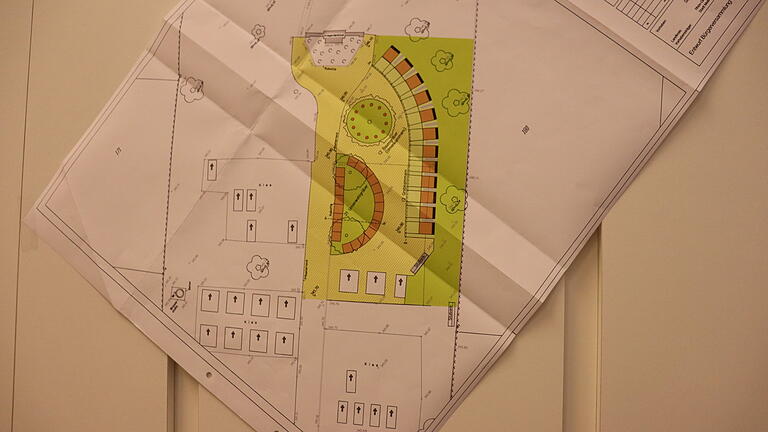 Ein Plan zeigte bei der Bürgerversammlung die angestrebten Veränderungen am Friedhof. Geplant sind Urnenwahlgräber, Baumgräber mir Urnenkammern und zwölf Grabkammern. Ein Plan zeigte bei der Bürgerversammlung die angestrebten Veränderungen am Friedhof. Geplant sind Urnenwahlgräber, Baumgräber mir Urnenkammern und zwölf Grabkammern.